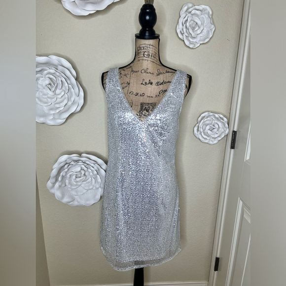 Kate Kasin Dresses & Skirts - Kate Kasin Silver Sequined Sleeveless V Neck Cocktail Dress Size Large